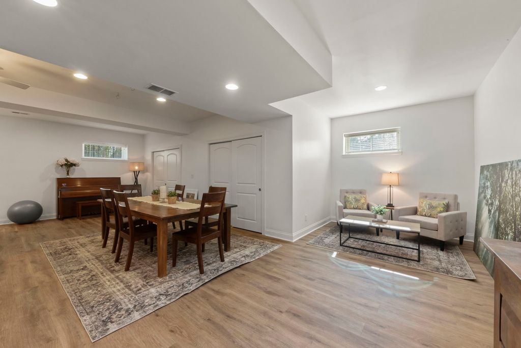 Image 23 of property listing at 35 S Wilmette Avenue, Westmont, IL 60559
