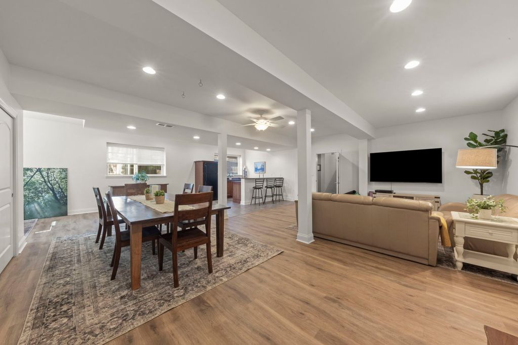 Image 24 of property listing at 35 S Wilmette Avenue, Westmont, IL 60559