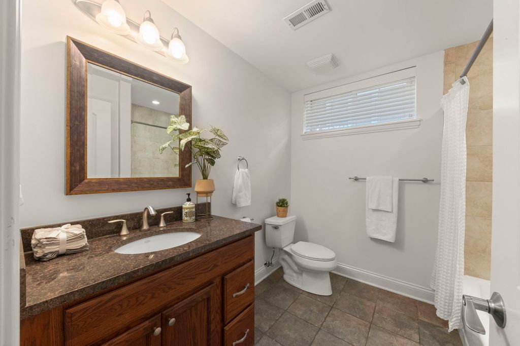 Image 26 of property listing at 35 S Wilmette Avenue, Westmont, IL 60559