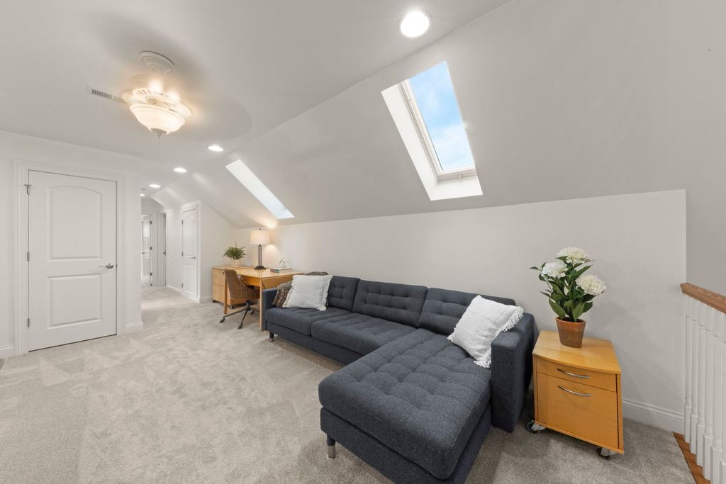 Image 28 of property listing at 35 S Wilmette Avenue, Westmont, IL 60559