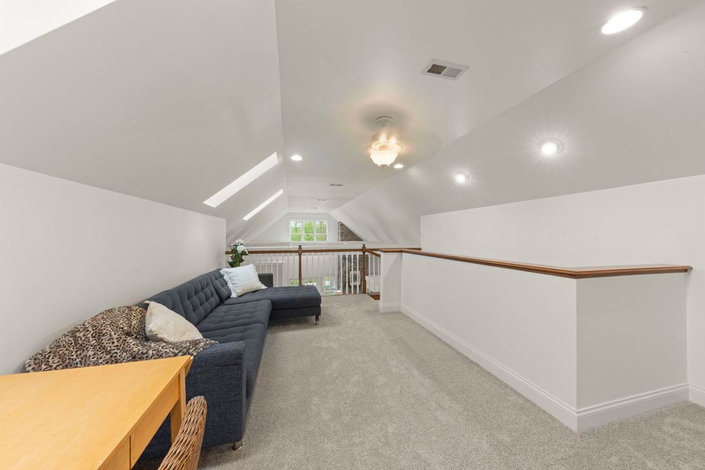 Image 29 of property listing at 35 S Wilmette Avenue, Westmont, IL 60559