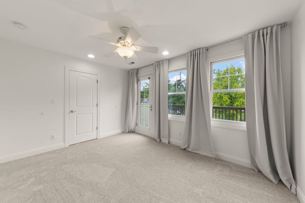 Image 30 of property listing at 35 S Wilmette Avenue, Westmont, IL 60559