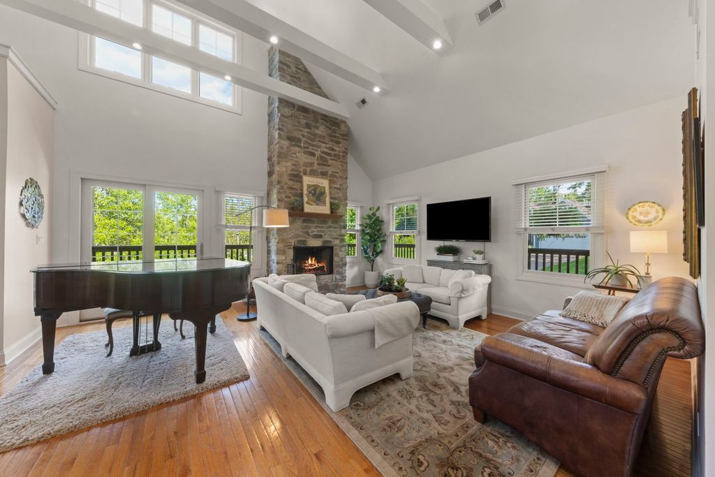 Image 4 of property listing at 35 S Wilmette Avenue, Westmont, IL 60559
