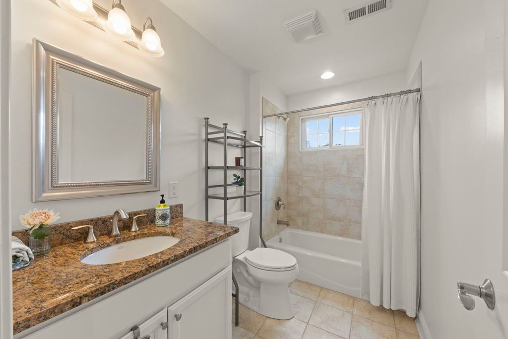 Image 32 of property listing at 35 S Wilmette Avenue, Westmont, IL 60559