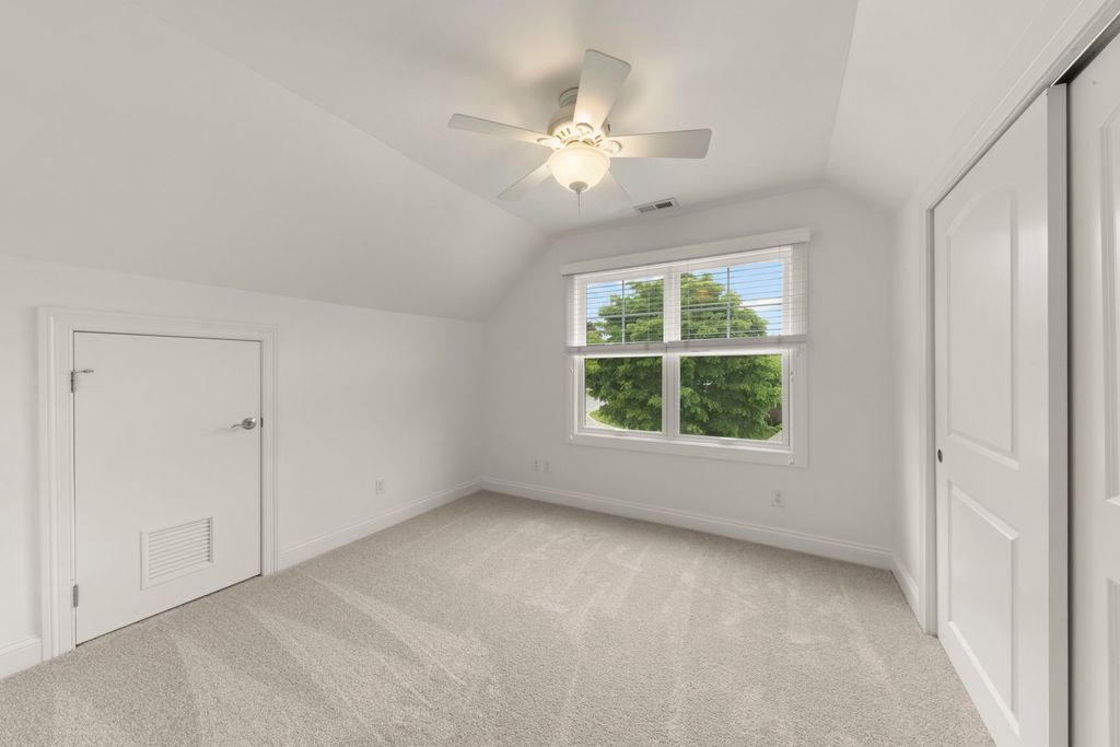 Image 33 of property listing at 35 S Wilmette Avenue, Westmont, IL 60559