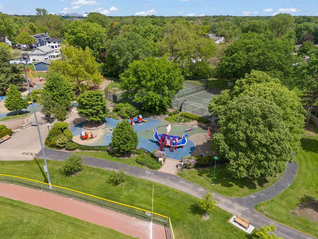 Image 38 of property listing at 35 S Wilmette Avenue, Westmont, IL 60559