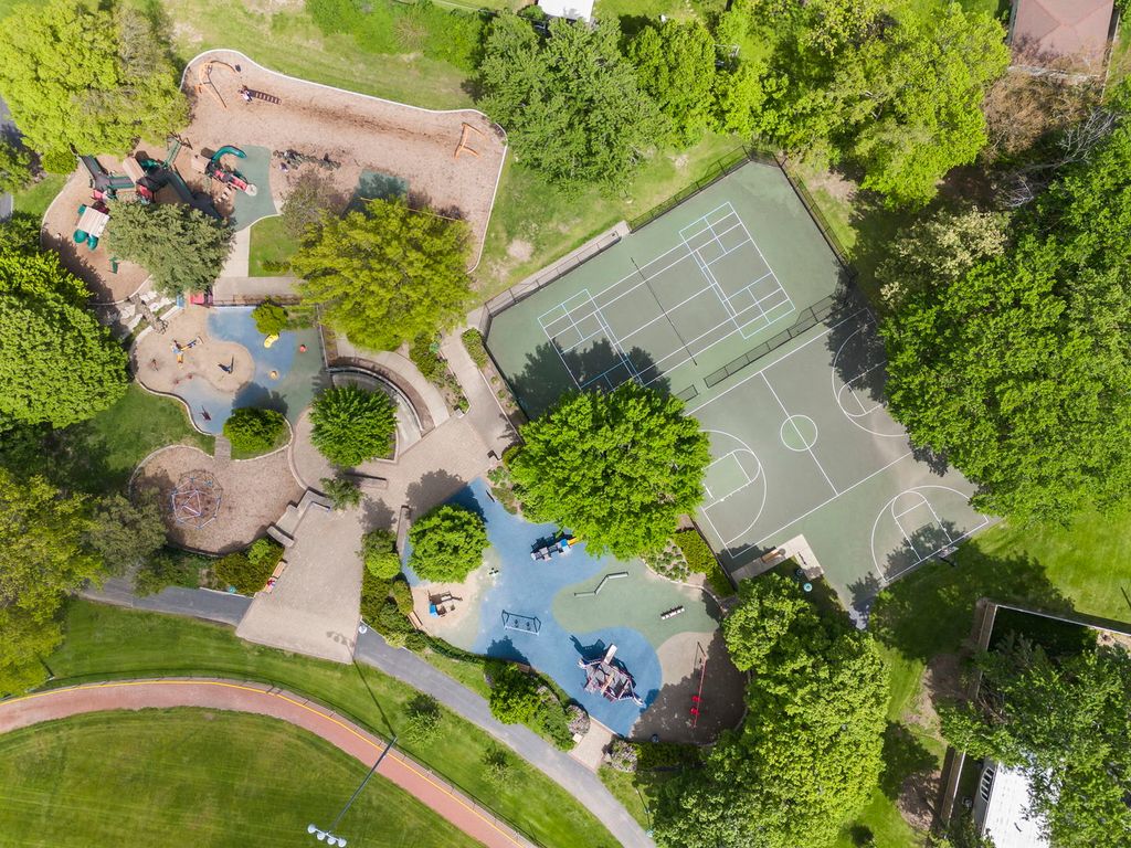 Image 39 of property listing at 35 S Wilmette Avenue, Westmont, IL 60559