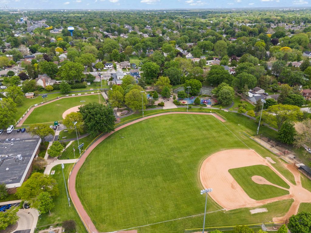 Image 40 of property listing at 35 S Wilmette Avenue, Westmont, IL 60559