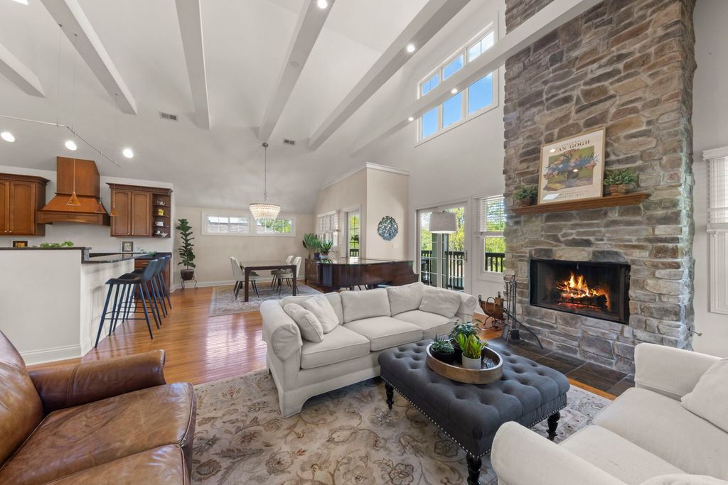 Image 5 of property listing at 35 S Wilmette Avenue, Westmont, IL 60559