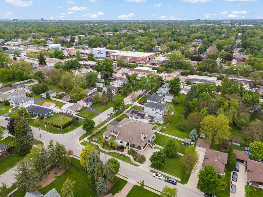 Image 41 of property listing at 35 S Wilmette Avenue, Westmont, IL 60559