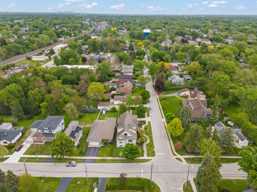 Image 42 of property listing at 35 S Wilmette Avenue, Westmont, IL 60559