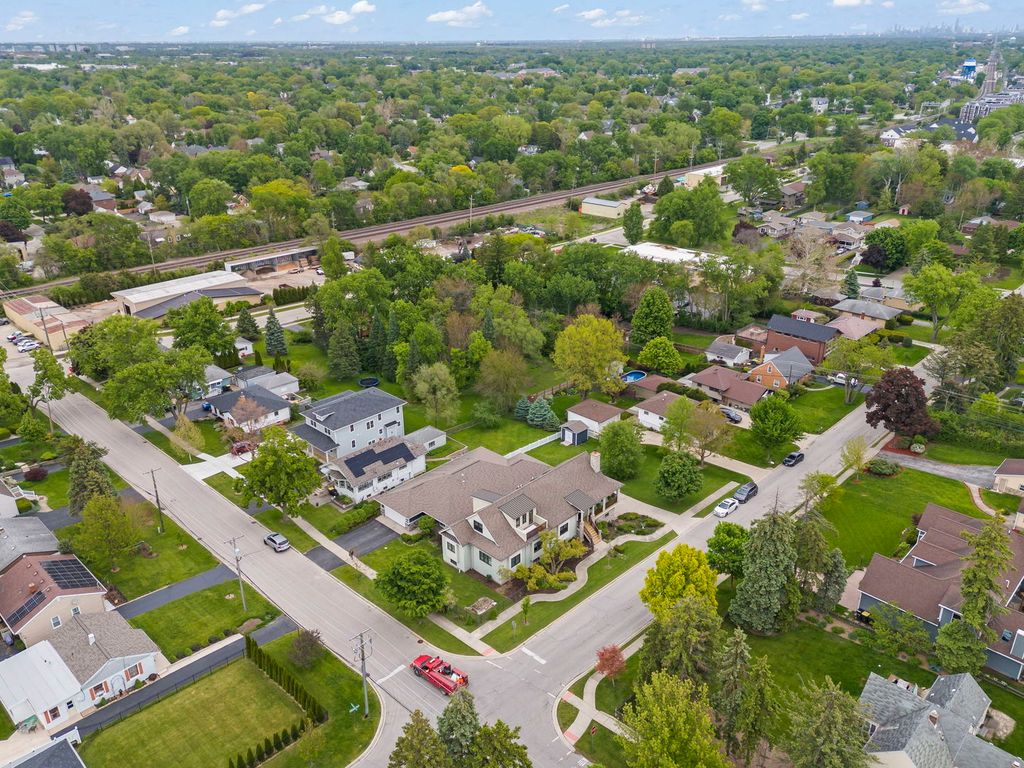 Image 43 of property listing at 35 S Wilmette Avenue, Westmont, IL 60559