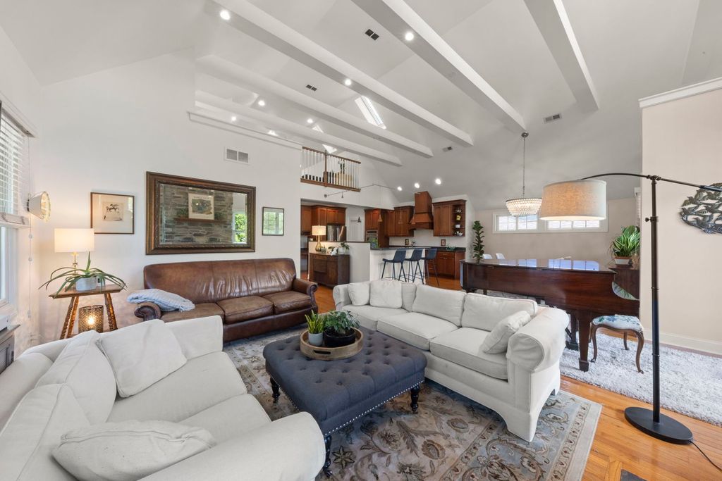 Image 6 of property listing at 35 S Wilmette Avenue, Westmont, IL 60559