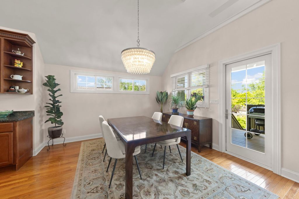 Image 7 of property listing at 35 S Wilmette Avenue, Westmont, IL 60559