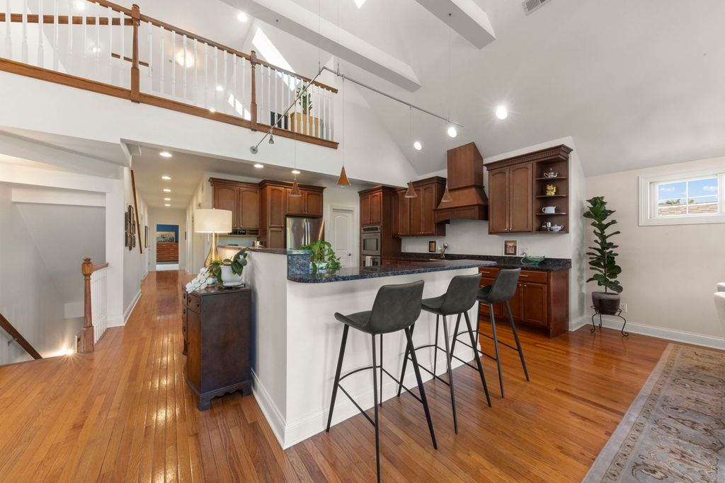 Image 8 of property listing at 35 S Wilmette Avenue, Westmont, IL 60559