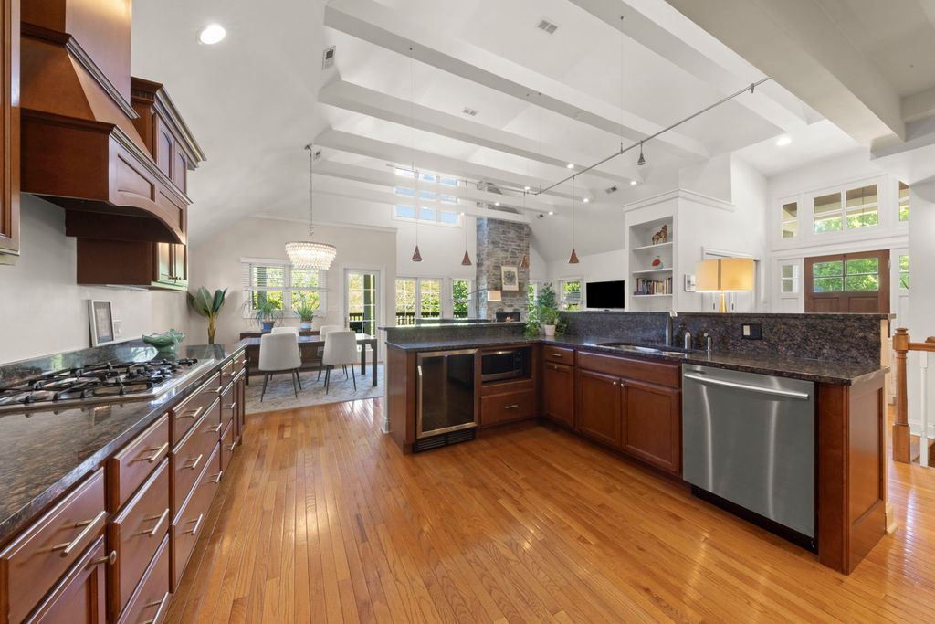 Image 9 of property listing at 35 S Wilmette Avenue, Westmont, IL 60559