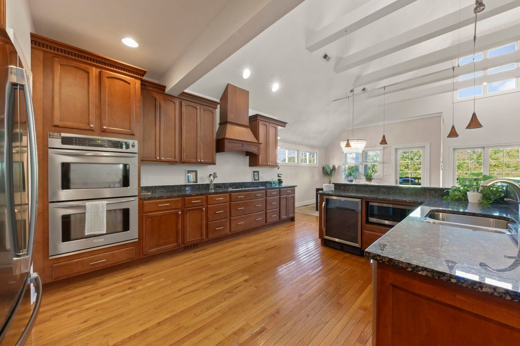 Image 10 of property listing at 35 S Wilmette Avenue, Westmont, IL 60559