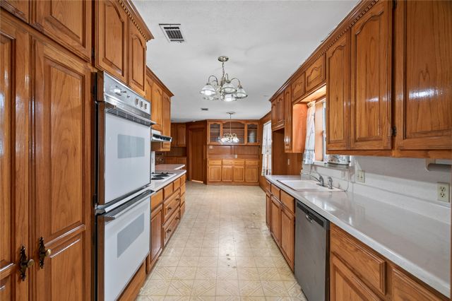 1605 Weathered Street, Irving, TX 75062