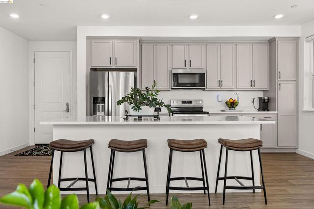 2836 Tradewind Dr, Alameda, CA 94501