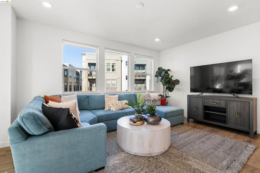 Image 12 of property listing at 2836 Tradewind Dr, Alameda, CA 94501