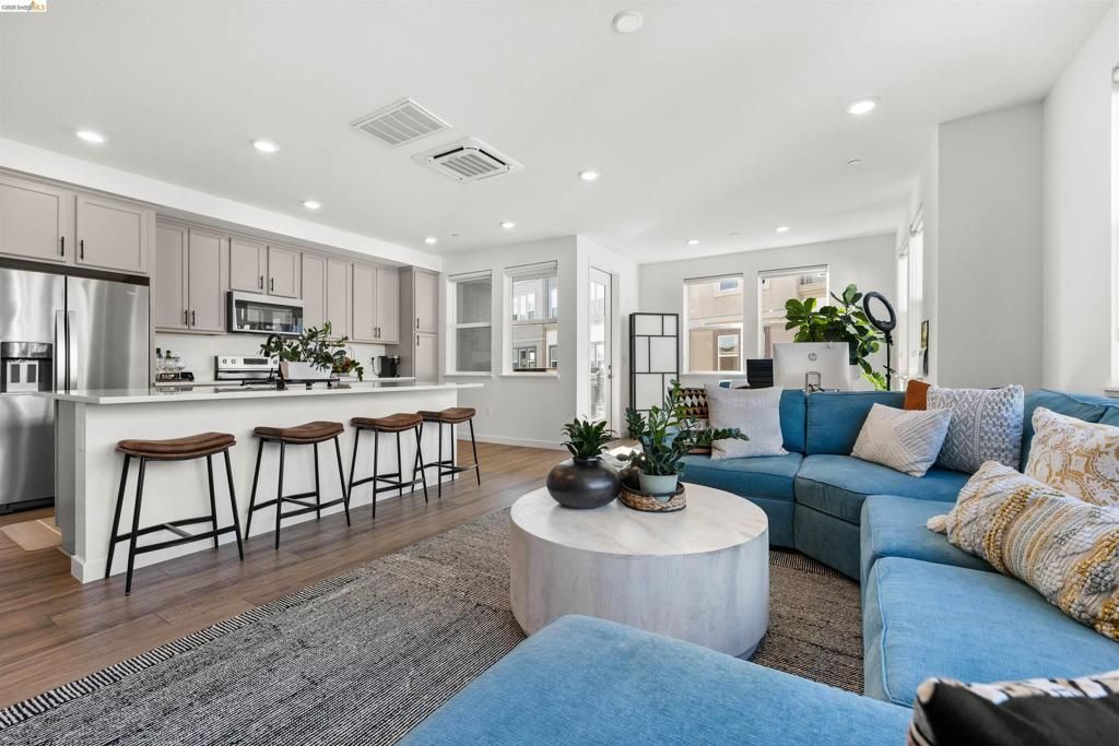 Image 3 of property listing at 2836 Tradewind Dr, Alameda, CA 94501