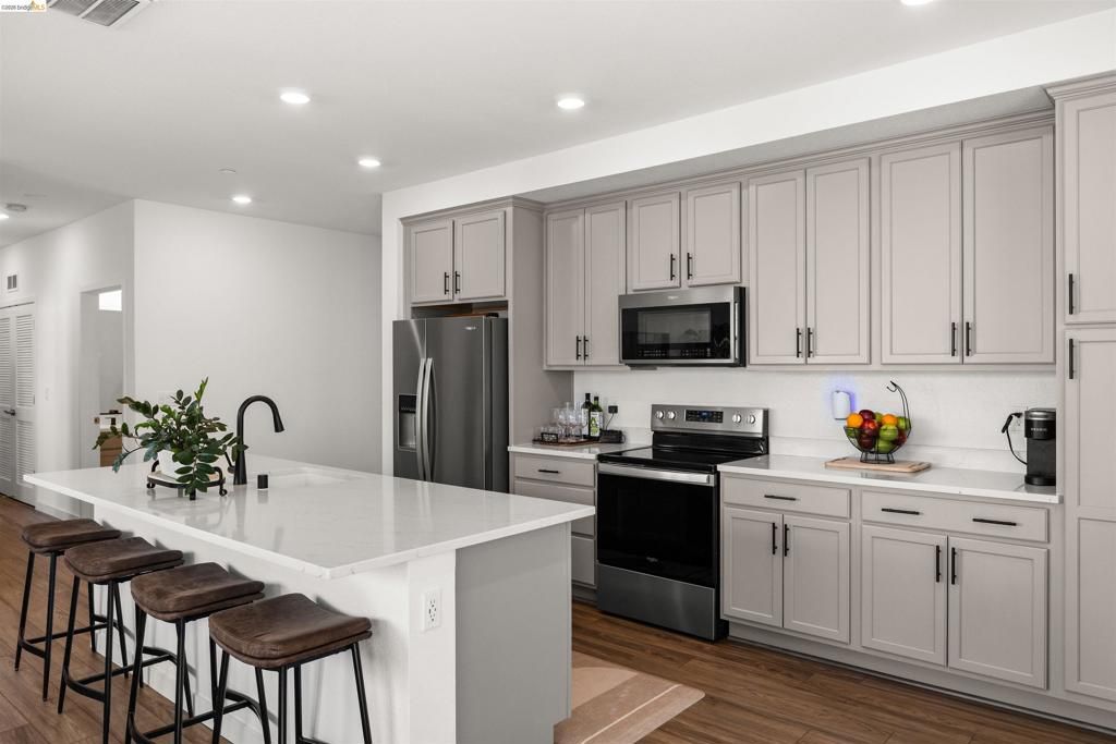 Image 4 of property listing at 2836 Tradewind Dr, Alameda, CA 94501