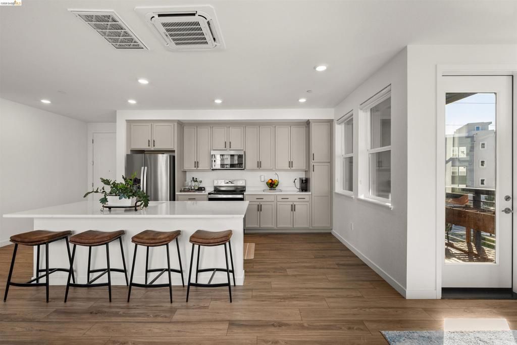 Image 5 of property listing at 2836 Tradewind Dr, Alameda, CA 94501
