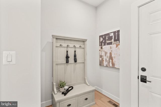 410 DOVE CIR SW, Vienna, VA 22180