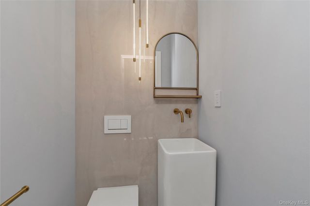 27 Meadowfield Lane, Glen Cove, NY 11542