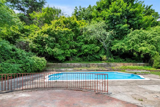 27 Meadowfield Lane, Glen Cove, NY 11542