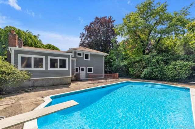 27 Meadowfield Lane, Glen Cove, NY 11542