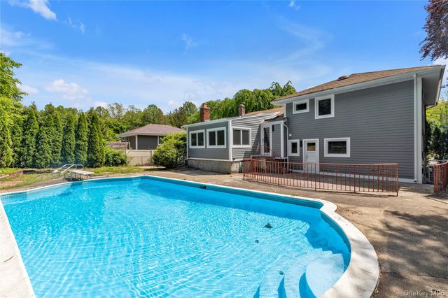 27 Meadowfield Lane, Glen Cove, NY 11542