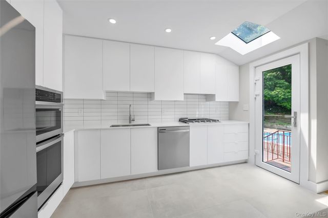 27 Meadowfield Lane, Glen Cove, NY 11542