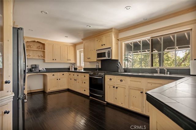 261 Ca-173, Lake Arrowhead, CA 92352