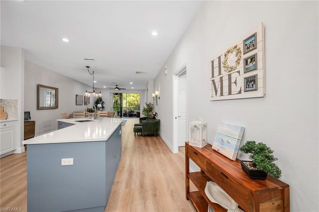 4843 Hampshire Ct Apt 103, Naples, FL 34112