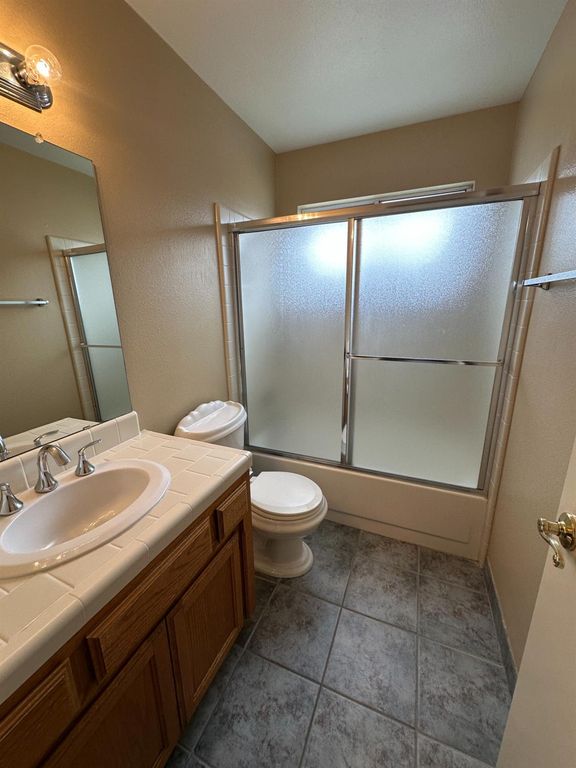 Image 14 of property listing at 813 E Mockingbird Lane, Fresno, CA 93730