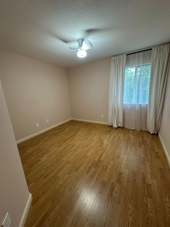 Image 15 of property listing at 813 E Mockingbird Lane, Fresno, CA 93730