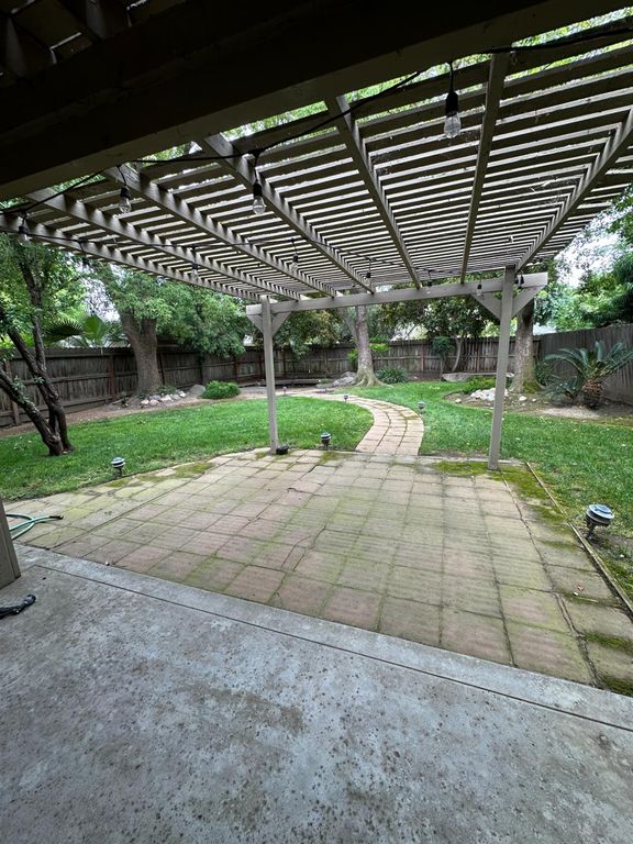 Image 26 of property listing at 813 E Mockingbird Lane, Fresno, CA 93730