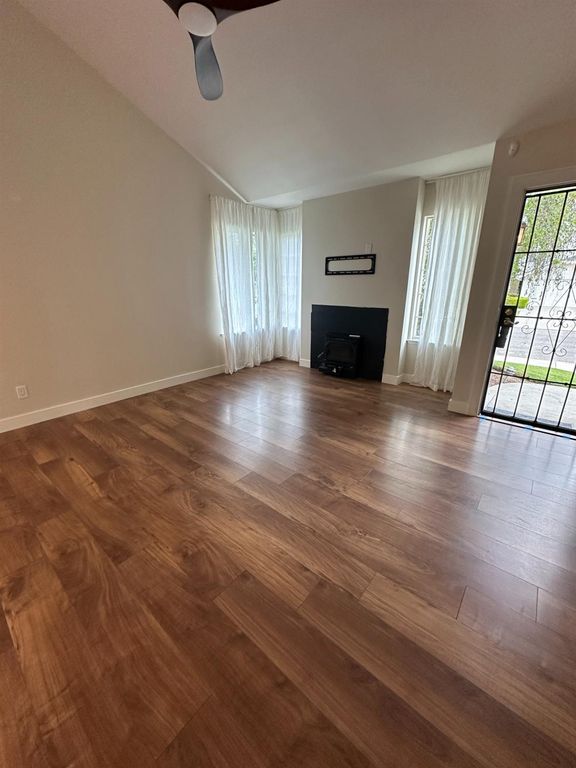 Image 3 of property listing at 813 E Mockingbird Lane, Fresno, CA 93730