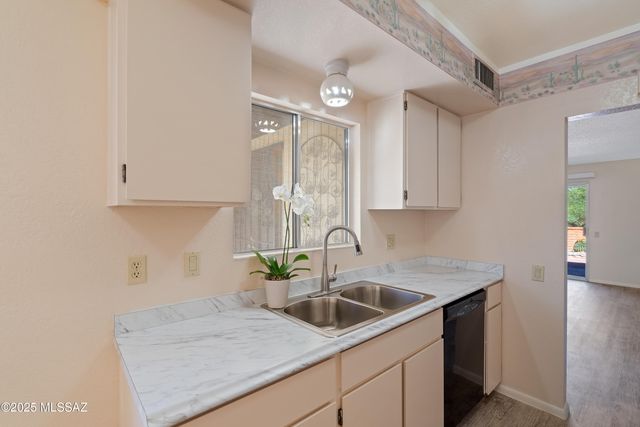 6 W Calle Del Chancero, Green Valley, AZ 85614