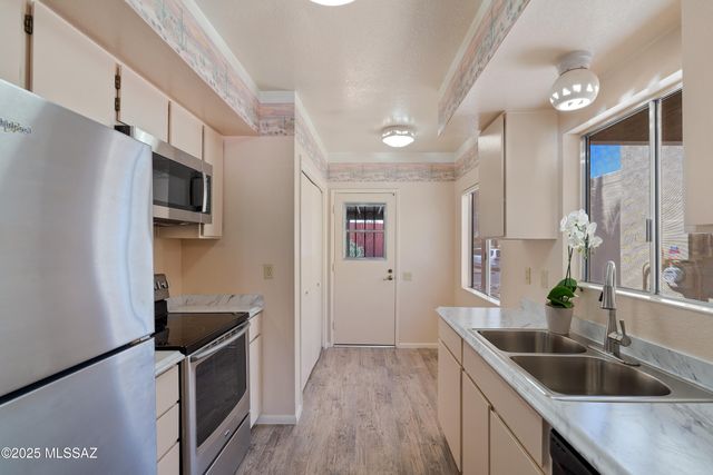 6 W Calle Del Chancero, Green Valley, AZ 85614