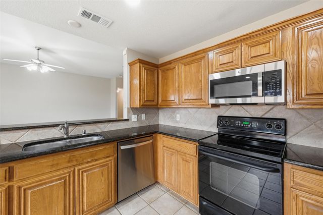 528 Bretts Way, Burleson, TX 76028