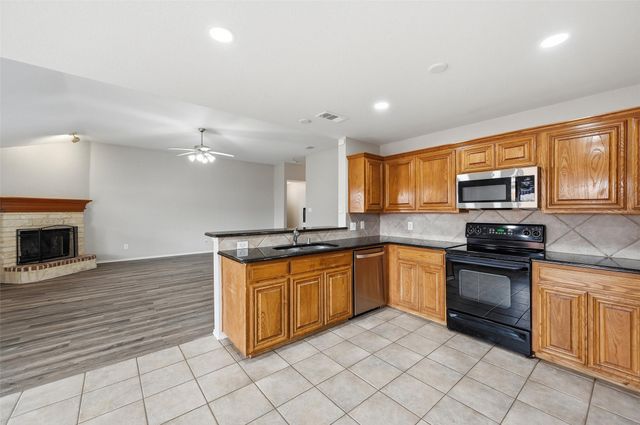 528 Bretts Way, Burleson, TX 76028