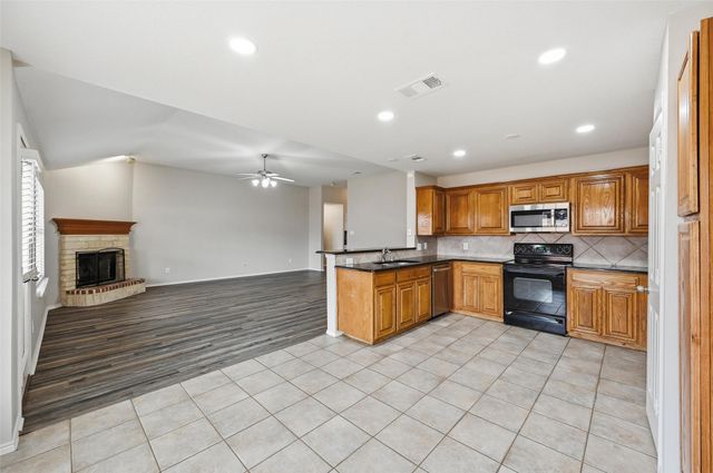 528 Bretts Way, Burleson, TX 76028