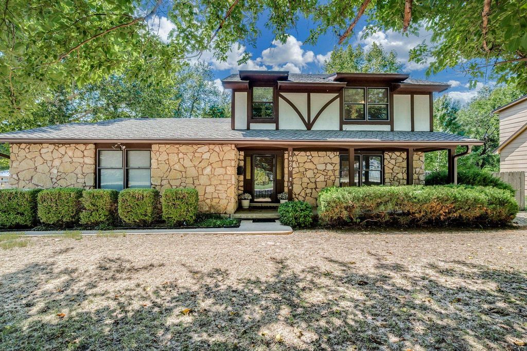 1020 E James St, Derby, KS 67037