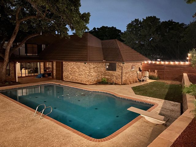 2304 Wakeforest Court, Arlington, TX 76012