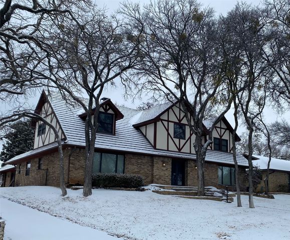 2304 Wakeforest Court, Arlington, TX 76012