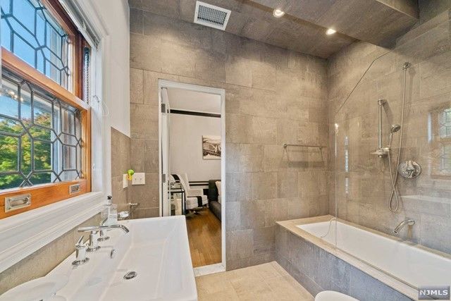 35 Afterglow Way, Montclair, NJ 07042