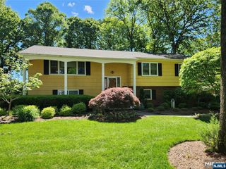 10 Lyncrest Drive, Paramus, NJ 07652