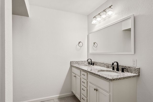 410 SW 10th Street, Bentonville, AR 72712